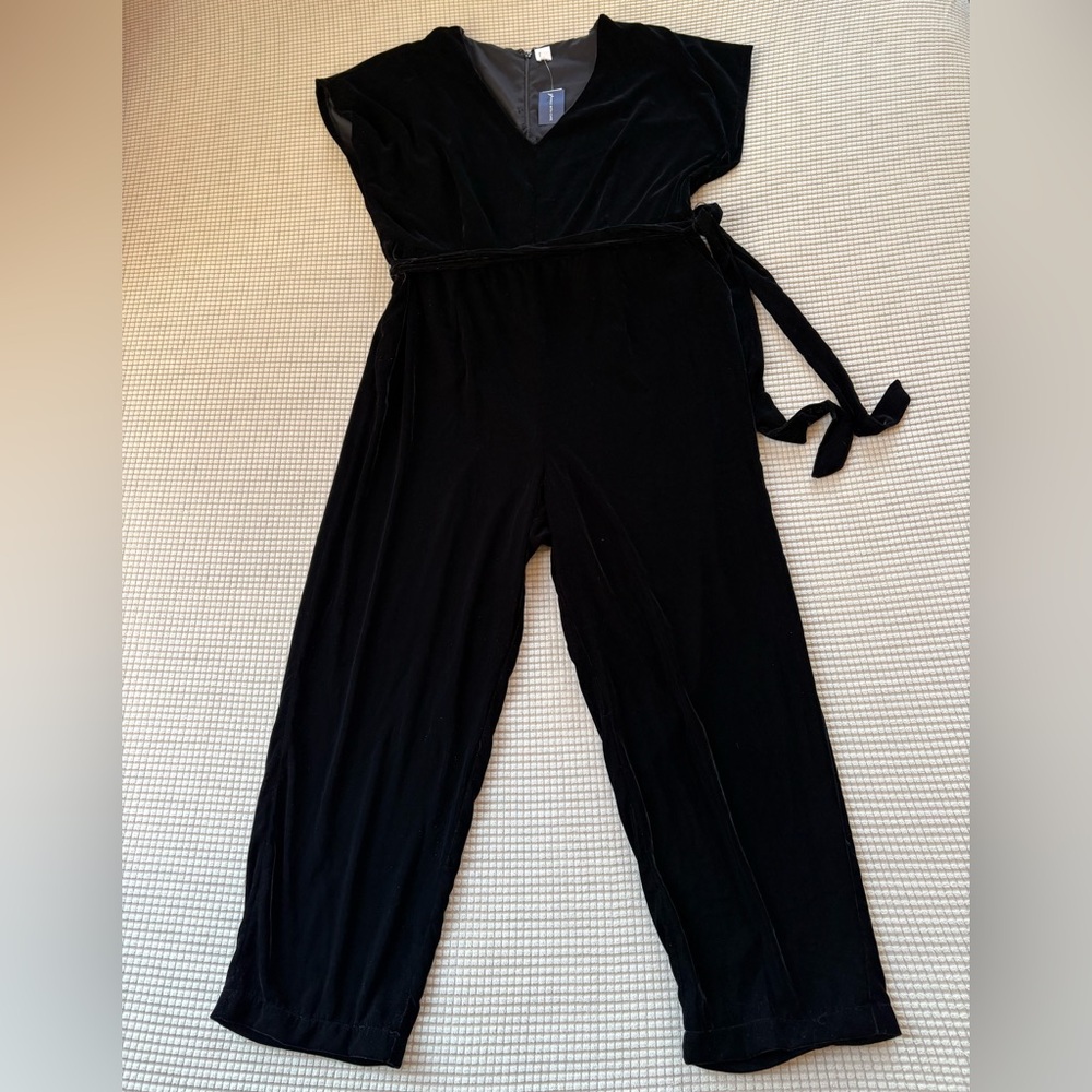 NWT GAP Womens Black Velvet Jumpsuit V-Neck Short Sleeve Goth Holiday Classic 16